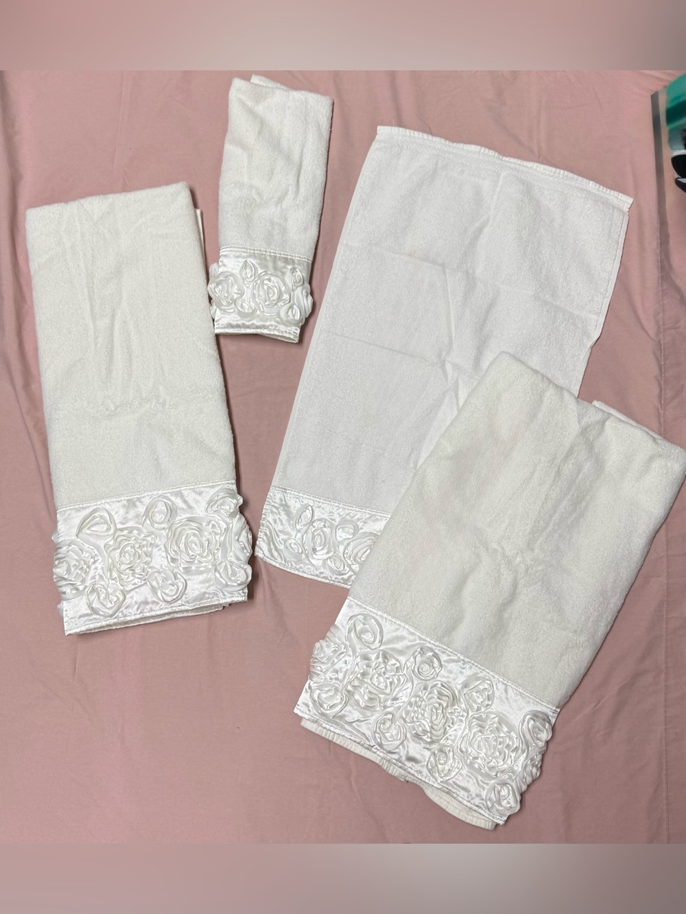 Avanti White Decorative Rose Trim Bath Towel Set